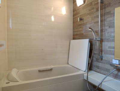 【浴室】 | 米沢市西大通１丁目　二階建て中古住宅 | ヘッドレスト付きの浴槽でリラックスできます♪