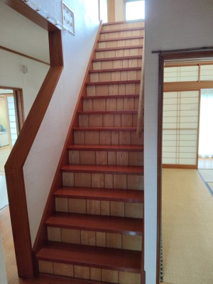 【設備】 | 米沢市西大通１丁目　二階建て中古住宅 | 階段