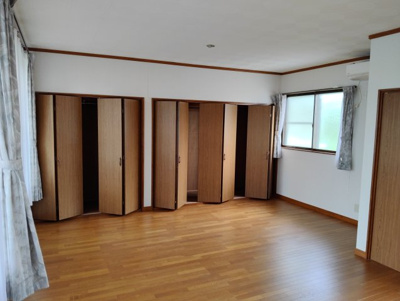 【洋室】 | 米沢市西大通１丁目　二階建て中古住宅 | 広々とした主寝室