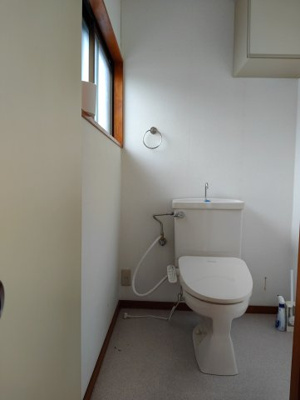 【トイレ】 | 米沢市西大通１丁目　二階建て中古住宅 | ２階トイレです
２か所あれば混み合う時間や夜間にも便利です