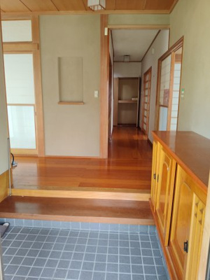 【玄関】 | 米沢市西大通１丁目　二階建て中古住宅