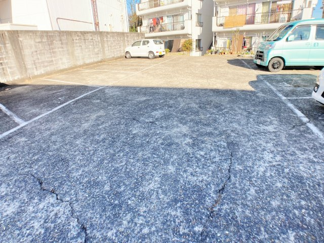 FLAT HANDAの駐車場