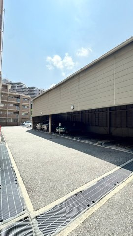 ロイヤル西宮さくら通りの駐車場|敷地内駐車場