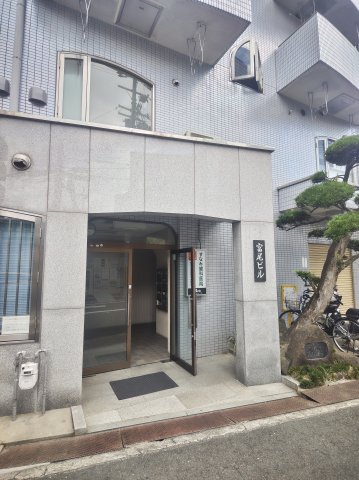富尾ビルのエントランス