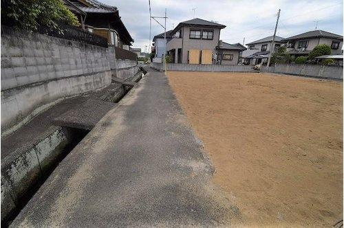 円座町土地の前面道路含む現地写真|南側道路を西方向に撮影