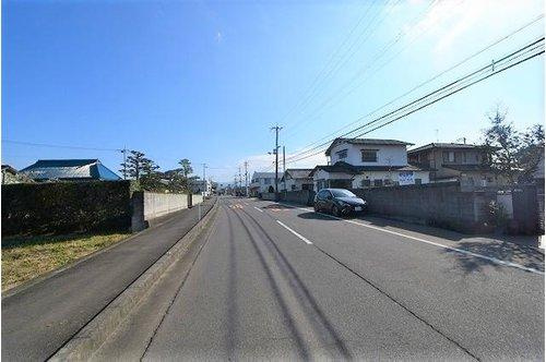 香南町　土地の前面道路含む現地写真|北側前面道路を東側から西側へ向かって撮影しています。