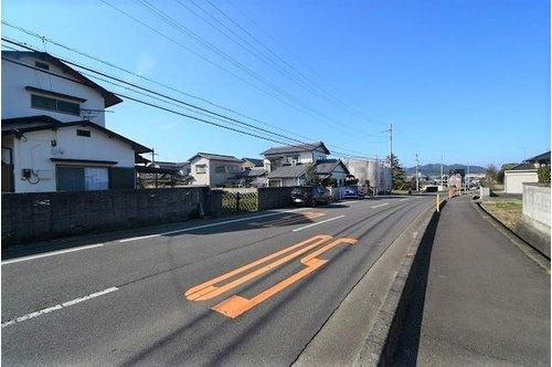 香南町　土地の前面道路含む現地写真|北側前面道路を西側から東側へ向かって撮影しています。