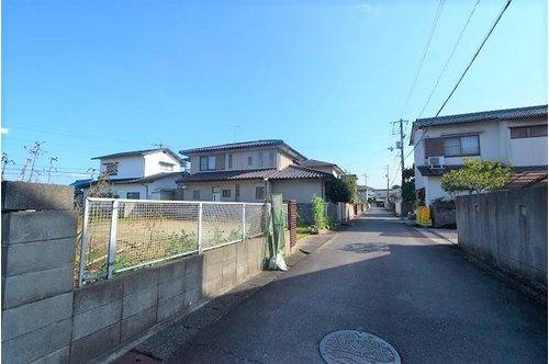 香南町　土地の前面道路含む現地写真|南側前面道路を西側から東側へ向かって撮影しています。
