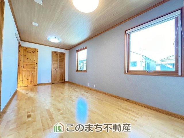 宇都宮市城南2丁目　中古戸建の洋室|柔らかい陽光が差し込む明るいお部屋を演出する設計。彩光の取れる窓が気持ちの良いお部屋を創り上げます。
