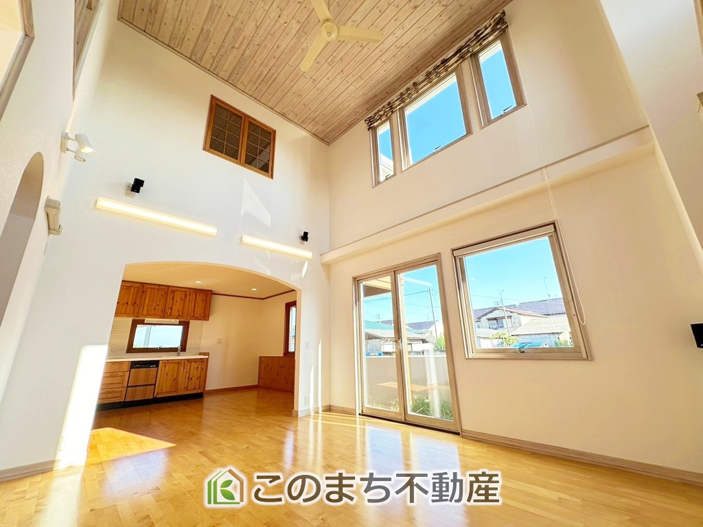宇都宮市城南2丁目　中古戸建の居間・リビング|オープンでのびやかな空間を生み出す、こだわりの広がりとゆとり。家族と過ごす時間を大切にしたい方にぴったりの明るくゆとりある住空間です。
