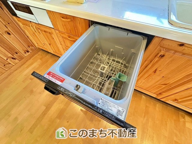 宇都宮市城南2丁目　中古戸建の設備|あったらいいなの代表的な設備である食洗機。ビルトイン型で、おさまりもよく、使い勝手も良好です。料理をするのは好きだけど、後片付けは苦手な方に重宝します。洗う手間がないので、時間を有効に使えますね。
