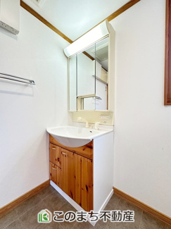 【独立洗面台】 | 宇都宮市城南2丁目　中古戸建 | 収納豊富な3面鏡の洗面台にはハンドシャワー完備です
