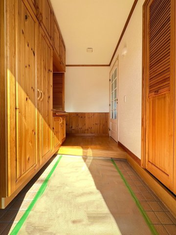 宇都宮市城南2丁目　中古戸建の玄関|"大容量のシューズボックス付き。
散らかりがちな玄関もスッキリ収納！"
