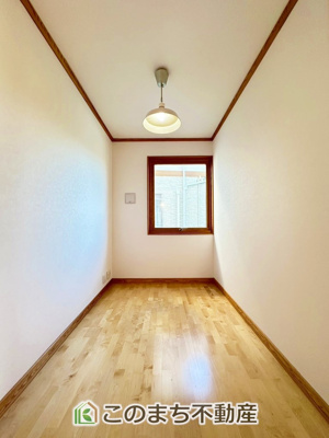 【収納】 | 宇都宮市城南2丁目　中古戸建 | 約３帖のサービスルーム。
収納はもちろん、リモートワークスペースとしてもお使いいただけます☆