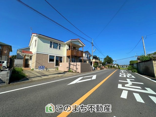 宇都宮市城南2丁目　中古戸建の前面道路含む現地写真|前面道路は広々としてます！運転が苦手な方でもお車の出し入れ簡単で安心です☆
