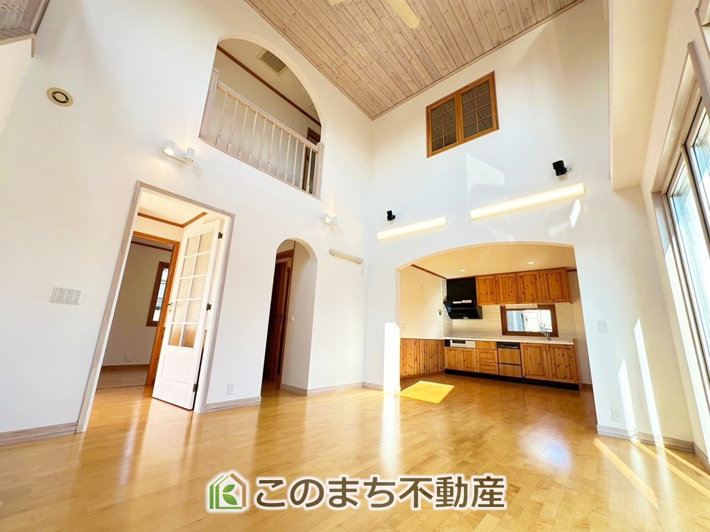 宇都宮市城南2丁目　中古戸建の居間・リビング|"ナチュラルな色調で、窓を多く配置し光を取り込む明るいリビングは家族だんらんの空間です♪
お休みの日は一日中家でリラックス出来る安らぎの空間になります♪"

