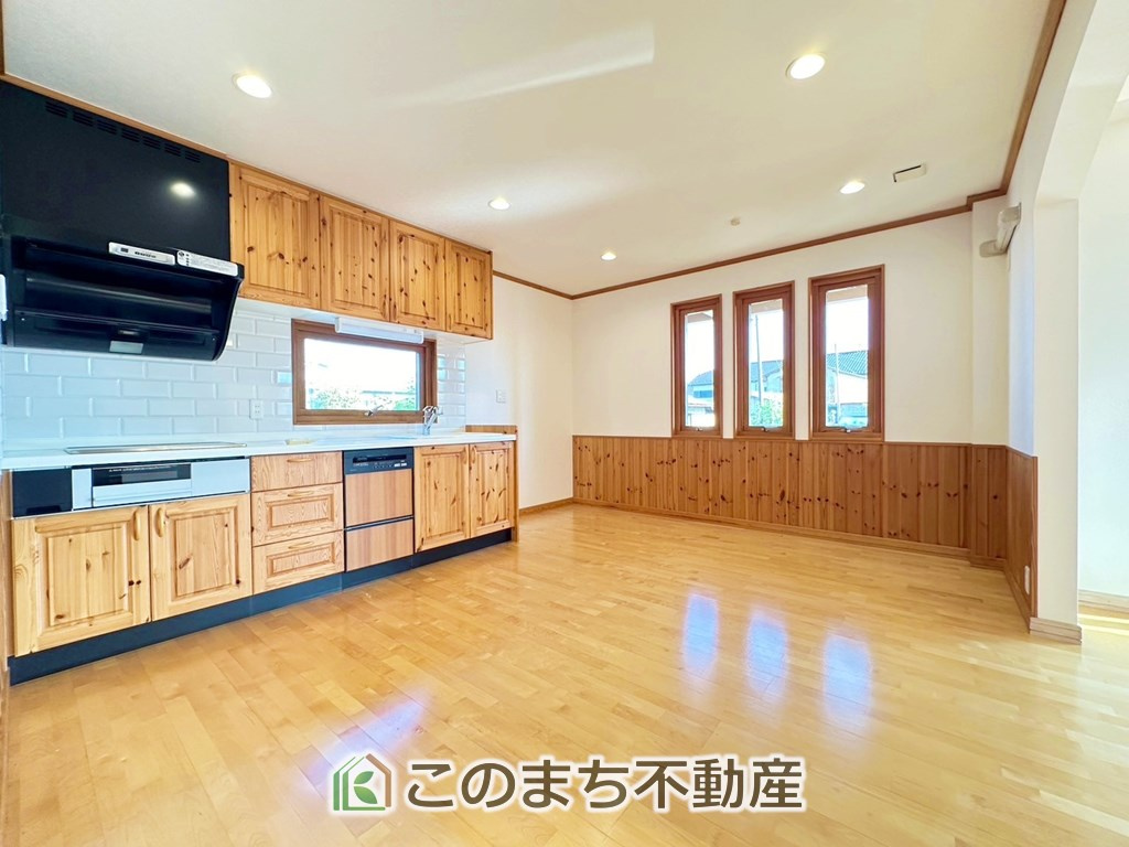 宇都宮市城南2丁目　中古戸建のキッチン|"■広いキッチン■
大型の冷蔵庫やレンジボードもしっかり置ける広々としたキッチンスペースが大事。
ゆとりある空間で作業ができるとお料理の腕も日に日に上がりそうな気がしてきます。"

