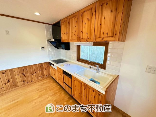 宇都宮市城南2丁目　中古戸建のキッチン|"■広いキッチン■
大型の冷蔵庫やレンジボードもしっかり置ける広々としたキッチンスペースが大事。
ゆとりある空間で作業ができるとお料理の腕も日に日に上がりそうな気がしてきます。"
