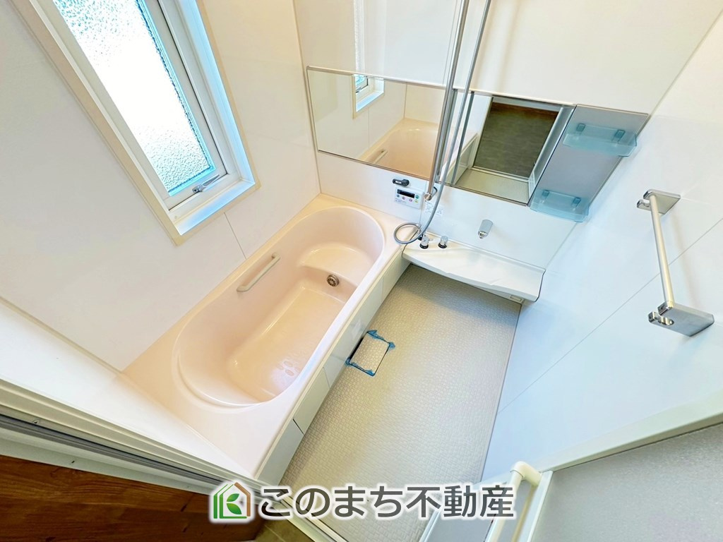 宇都宮市城南2丁目　中古戸建の浴室|1坪タイプのバスルームは、バスタブでゆったり足が伸ばせるので、毎日の疲れを癒やすバスタイムを実現。小さなお子さま一緒に入っても窮屈さを感じないゆとりある浴室です♪
