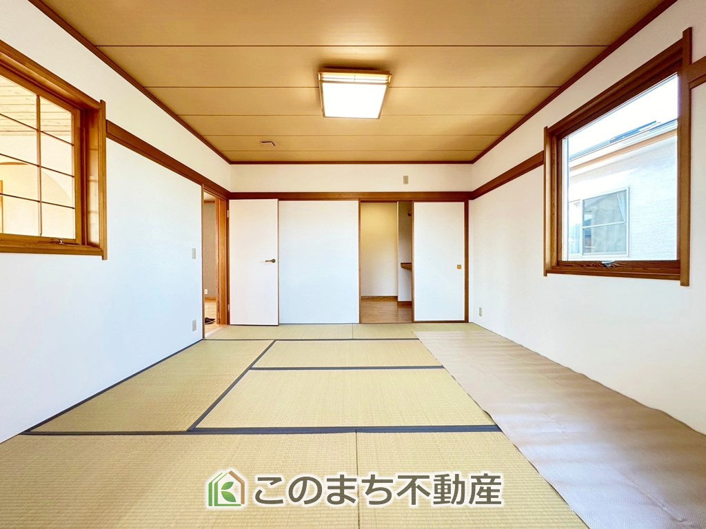 宇都宮市城南2丁目　中古戸建の和室|お子様のお昼寝にも便利な和室です。大きな窓から暖かな日差しが差し込みます♪
