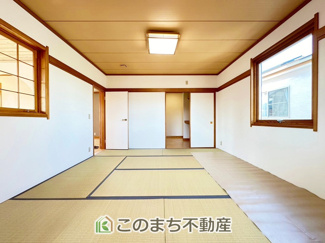 【和室】 | 宇都宮市城南2丁目　中古戸建 | お子様のお昼寝にも便利な和室です。大きな窓から暖かな日差しが差し込みます♪
