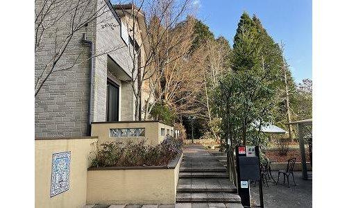 霧島市霧島田口字戸崎戸建ての外観|玄関へ続くアプローチです。
