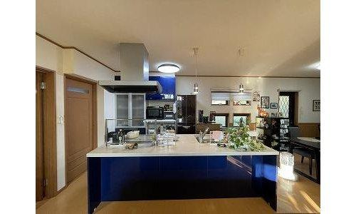 霧島市霧島田口字戸崎戸建てのキッチン|ブルーのアイランドキッチンが目をひきます。
