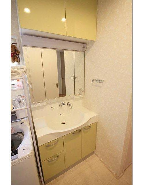 上林町　戸建の独立洗面台|3面鏡化粧台には吊戸棚もあり、収納力豊富で使いやすいです。