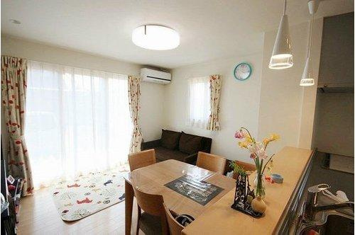 上林町　戸建の居間・リビング|キッチンからリビングが見渡せるため小さいお子様がいらっしゃる家庭でも安心です。