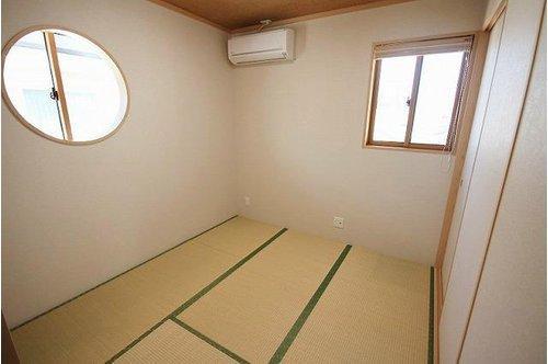 上林町　戸建の和室|2階和室です。明り取りだけではなくデザイン性にもこだわった窓が特徴です。