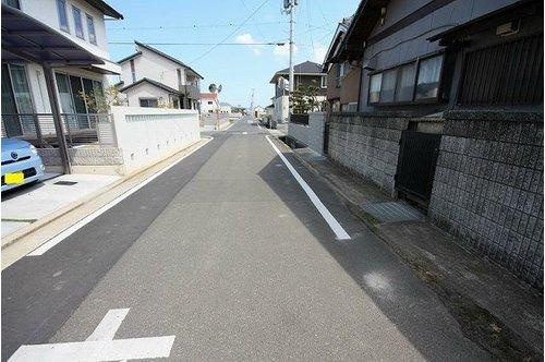 上林町　戸建の前面道路含む現地写真|前面道路を東向きに撮影した写真です。幅員5ｍ強あり駐車もしやすいです。