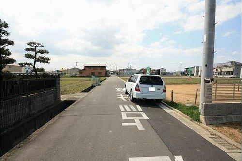 上林町　戸建の前面道路含む現地写真|前面道路を西向きに撮影した写真です。お車のすれ違いも十分できる幅員が確保されています。