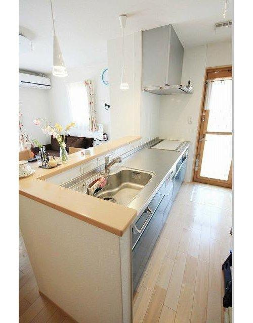 上林町　戸建のキッチン|白いフローリングに青色が栄える綺麗なキッチンです。