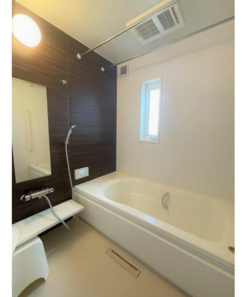 上林町　戸建の浴室|木目調のダークなアクセントパネルで、落ち着いた印象のあるバスルームです。