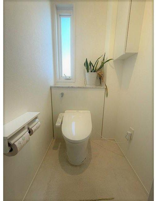 上林町　戸建のトイレ|白で統一されたトイレは、窓から優しい光が入り、明るい空間となっています。