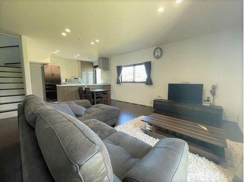 上林町　戸建の居間・リビング|室内照明のダウンライトは、天井をすっきりと見せ、解放感があります。