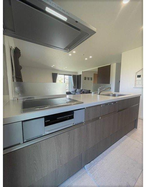 上林町　戸建のキッチン|天板の継ぎ目がないシステムキッチンは、お手入れがしやすく、日々の家事負担を軽減してくれます。