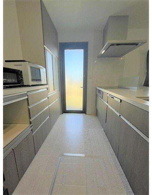 上林町　戸建のキッチン|キッチンと食器棚の間も、十分なスペースがあります。