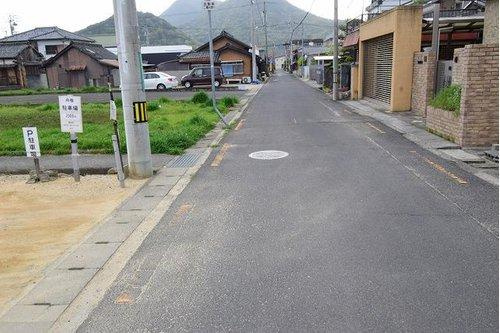 善通寺町七丁目　土地の前面道路含む現地写真|前面道路を東側から西方向に撮影しています