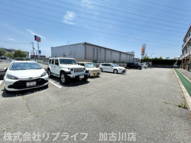 高砂市中島３丁目の賃貸マンションの駐車場