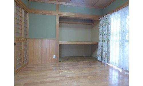 霧島市国分広瀬2丁目戸建てのその他|洋室には奥行きのある押入れがございます。