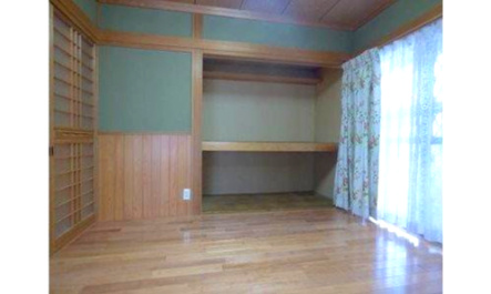 霧島市国分広瀬2丁目戸建てのその他|洋室には奥行きのある押入れがございます。
