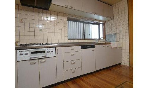 霧島市国分広瀬2丁目戸建てのキッチン|キッチンには窓もあり、床下収納もございます。