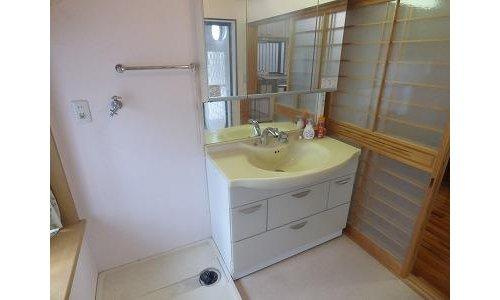 霧島市国分広瀬2丁目戸建ての内装|洗面所の様子です。