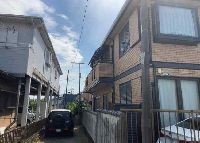 【バルコニー】 | バルコニーは、室外の専用スペースのうち、「屋根がなく開放された空間」であるものを指します。ベランダより広いタイプのものが多く、日当たりもよいため家庭菜園などを楽しみたい人にとって適した環境となります。