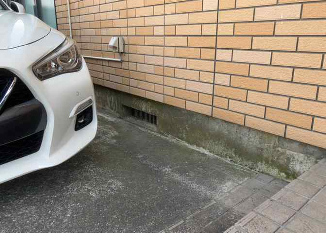 【構造・工法・仕様】 | 建物の基礎工事の方法は、主流となっているベタ基礎（防湿基礎）と布基礎の２種類に分類され、床下の通気性や耐久性などに違いがあります。建物の基礎部分の構造や付帯設備など詳細については現地でご確認ください。