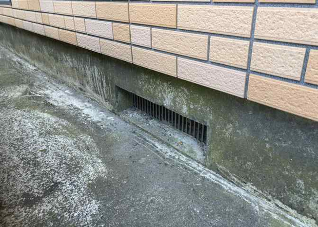 【冷暖房・空調設備】 | 床下換気口は、床下に湿気がこもることを防ぎ、効果的に換気を行うために設置されています。床下換気口が設置されていない建物は、基礎パッキング工法などにより換気を行なっています。詳細は現地でご確認ください。