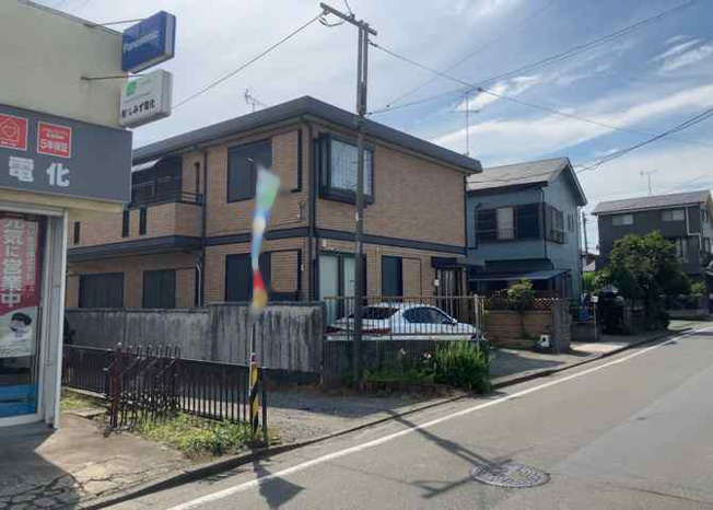 【前面道路含む現地写真】 | 南側道路の場合は長い時間光を入れ込むことができるため、庭やリビングを道路側に持ってくることが多く土地価格も高い傾向にあります。一方北側道路だとリビングや庭が南側になりプライバシーを守ることができます。
