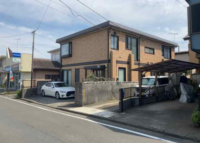【前面道路含む現地写真】 | 東側道路の場合は居室を南向きに設計しやすいため、朝日が入りやすいというメリットがあります。一方、西側道路も東側同様に居室を南向きに設計しやすいのですが、住宅地だと朝日が入りにくいという弱点があります。