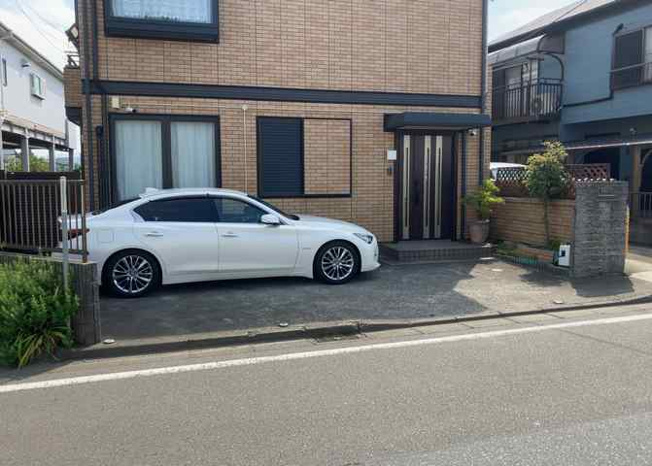 【駐車場】 | 車一台あたりに必要なスペースは、標準サイズの普通自動車で横幅2m50cm、長さ5mは必要になります。ただし、乗降のことも考慮して横幅3m30cm、長さ5m50cmほどは確保できるところを選びましょう。